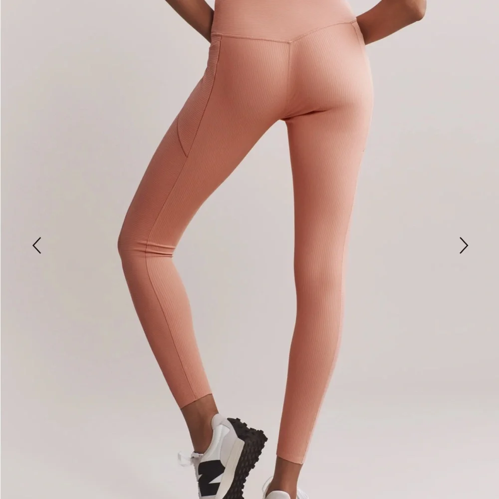 RHONE Ripple 7/8 Pocket Legging Cameo Pink - Picture 2 of 4